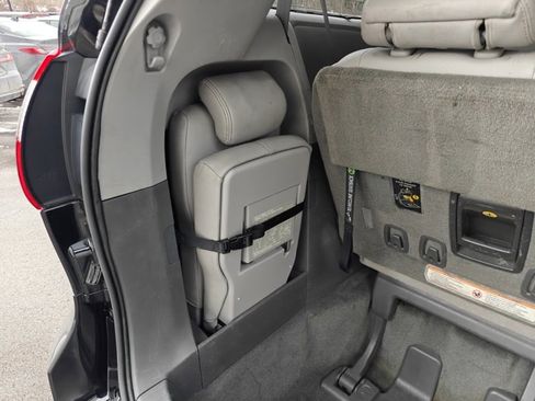 Used 2017 Toyota Sienna XLE image 19