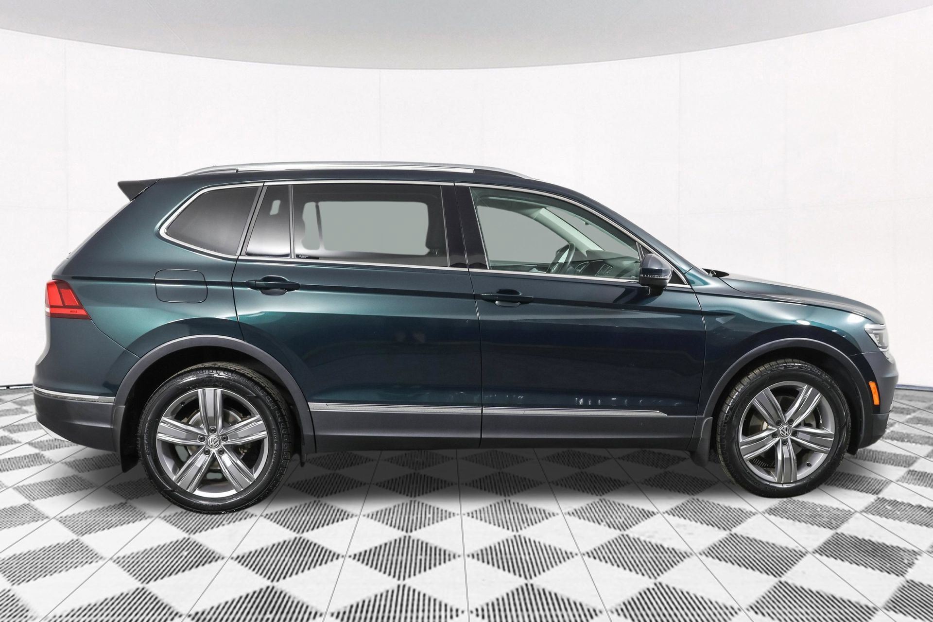 Used 2018 Volkswagen Tiguan SEL Premium AWD/4WD image 12