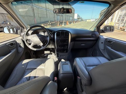 Used 2006 Chrysler Town & Country Touring image 67