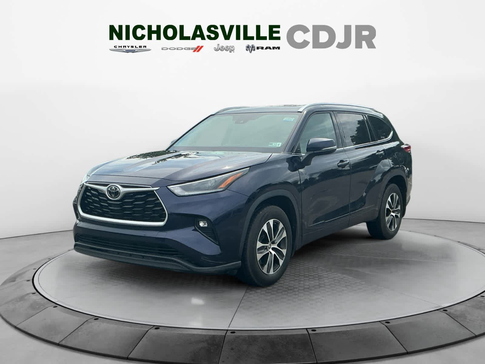Used 2021 Toyota Highlander XLE AWD/4WD image 1