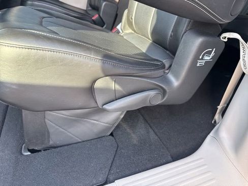 Used 2024 Chrysler Pacifica Touring-L image 32