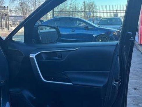 Used 2021 Toyota RAV4 LE image 17