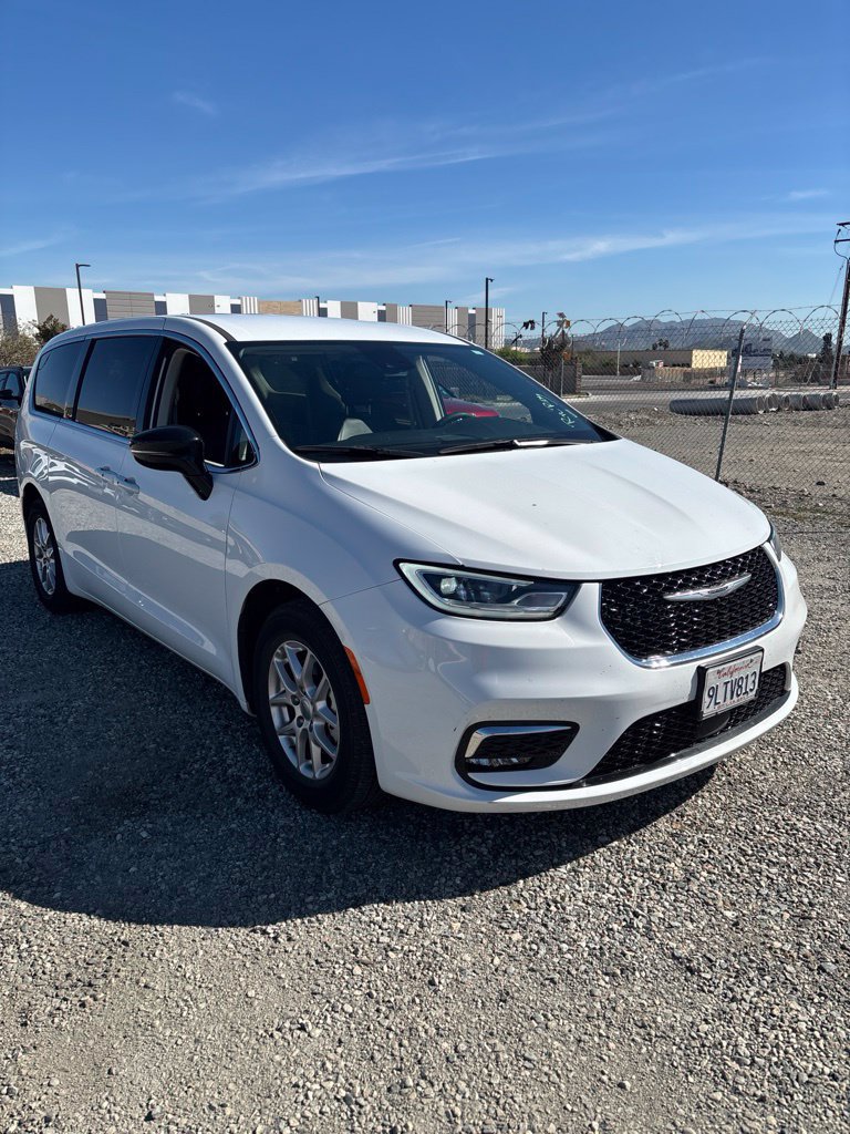 Used 2024 Chrysler Pacifica Touring-L FWD image 3
