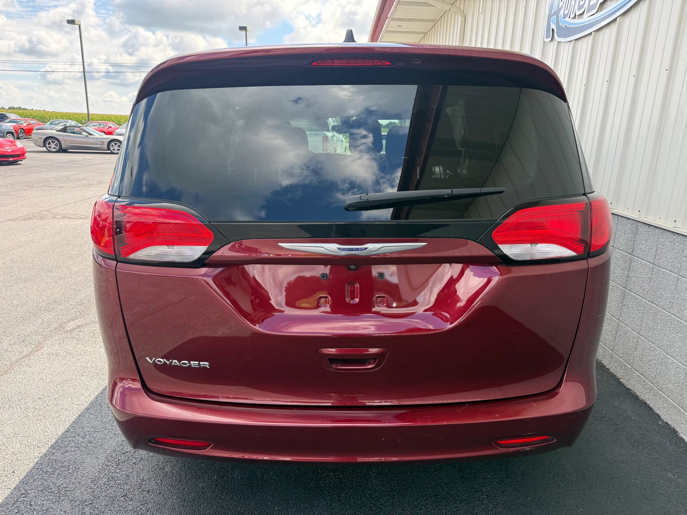 Used 2020 Chrysler Voyager L FWD image 5