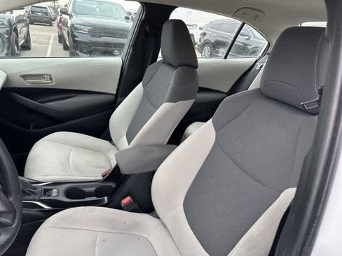 Used 2022 Toyota Corolla LE image 3