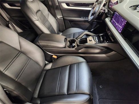 Used 2024 Porsche Cayenne Coupe image 3