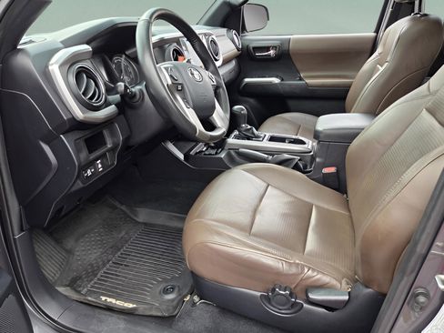 Used 2016 Toyota Tacoma Limited w/ Towing Package image 14