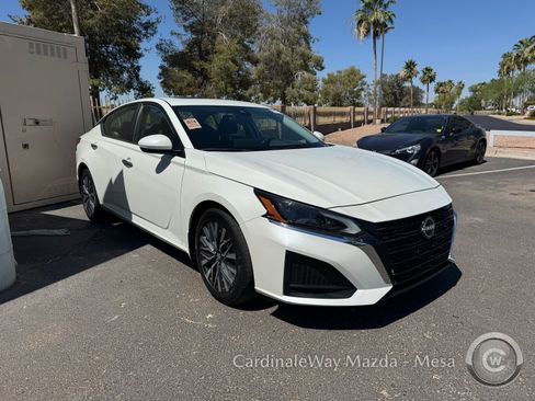 Used 2023 Nissan Altima 2.5 SV w/ SV Premium Package FWD image 2