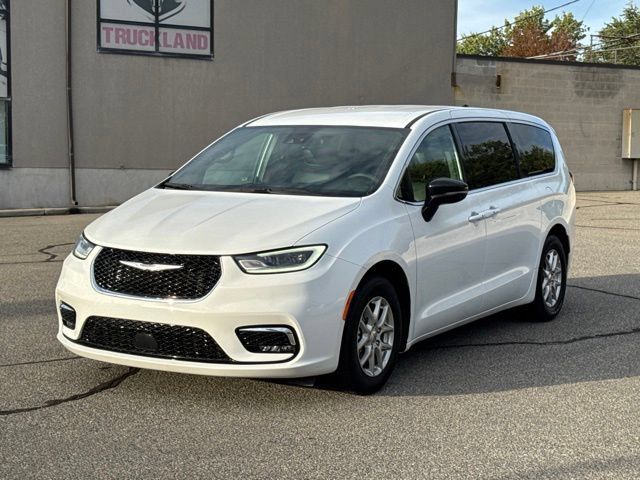 Used 2025 Chrysler Pacifica Select FWD image 13