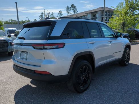 Used 2025 Jeep Grand Cherokee Altitude AWD/4WD image 6