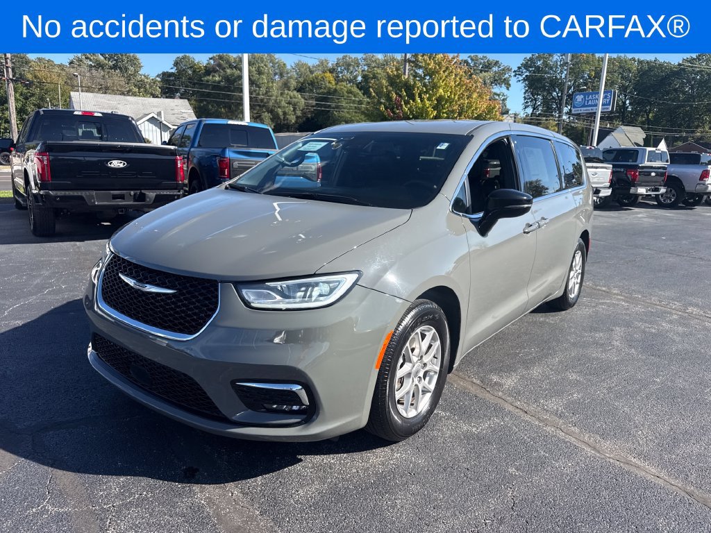 Used 2025 Chrysler Pacifica Select FWD image 2