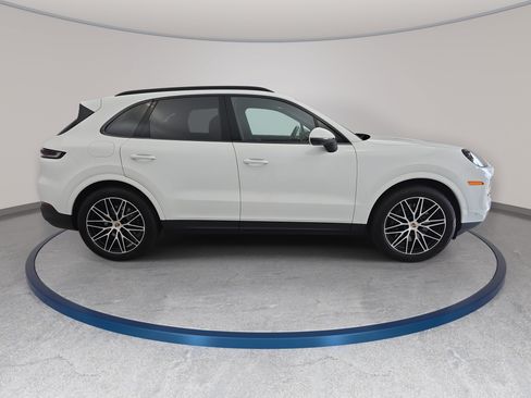 Used 2025 Porsche Cayenne AWD/4WD image 4