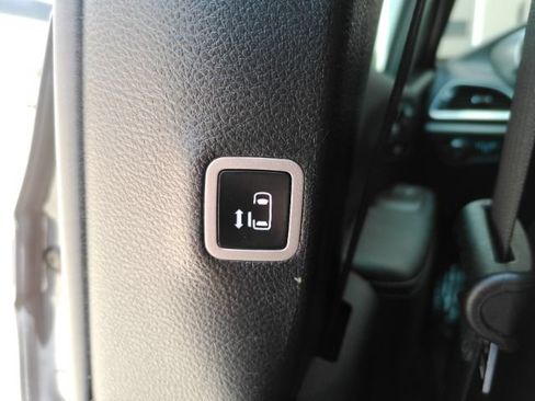 Used 2025 Chrysler Pacifica Select FWD image 34