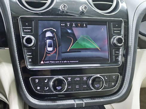 Used 2017 Bentley Bentayga AWD/4WD image 24