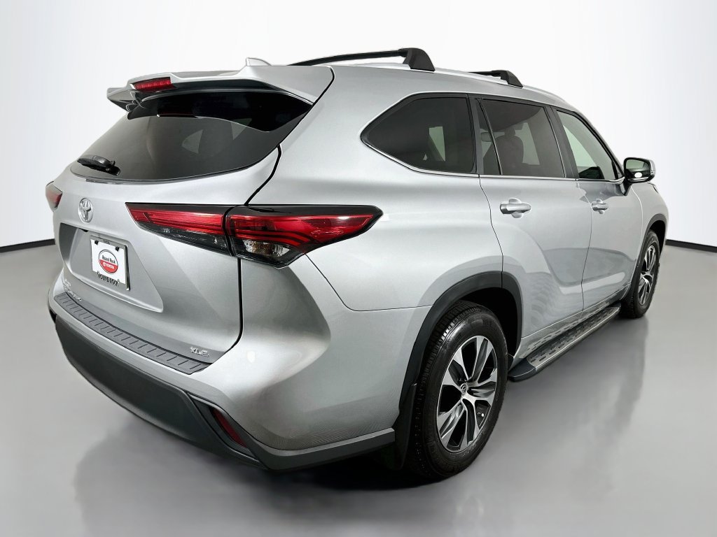 Used 2023 Toyota Highlander XLE FWD image 5
