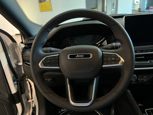 Used 2025 Jeep Compass Trailhawk AWD/4WD image 28