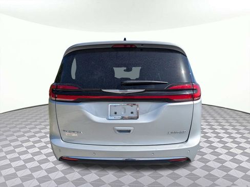 Used 2023 Chrysler Pacifica Limited image 4