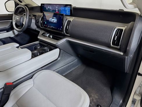 Used 2025 Ford Expedition Platinum image 30