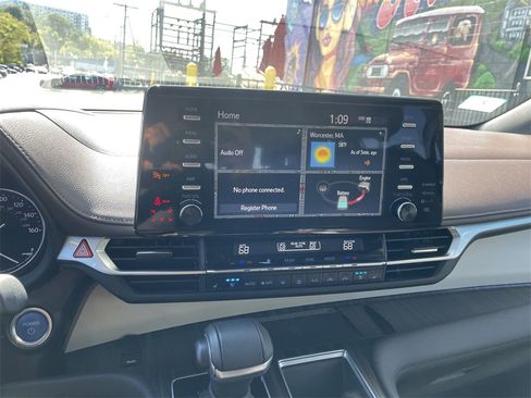 Certified 2023 Toyota Sienna Platinum image 17