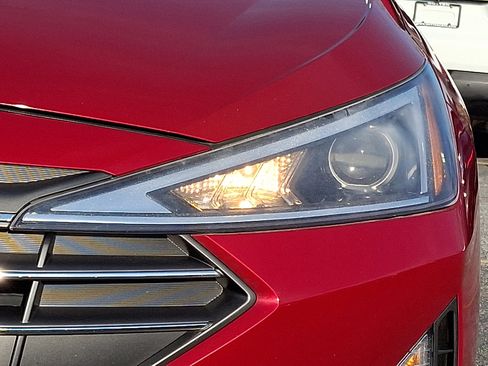 Used 2019 Hyundai Elantra SE w/ Winter Weather Package image 10