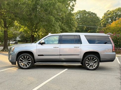 Used 2020 Cadillac Escalade ESV Luxury w/ Escalade Sport Edition RWD image 3