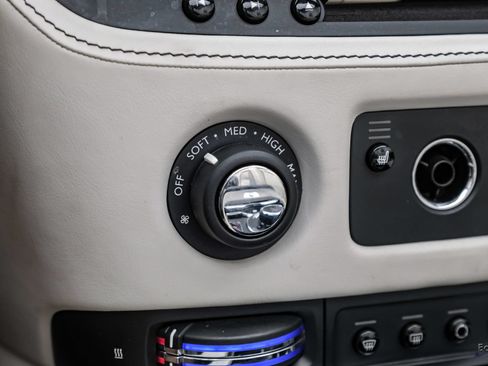 Used 2017 Rolls-Royce Dawn RWD image 76