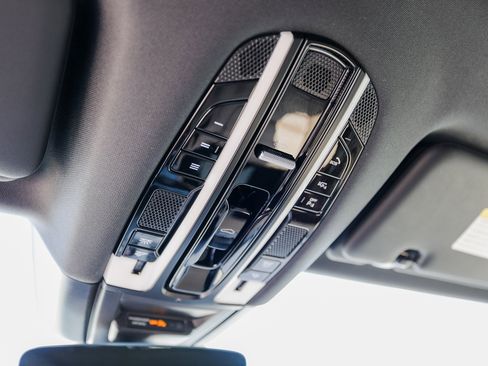 Certified 2023 Porsche Cayenne Platinum Edition image 21