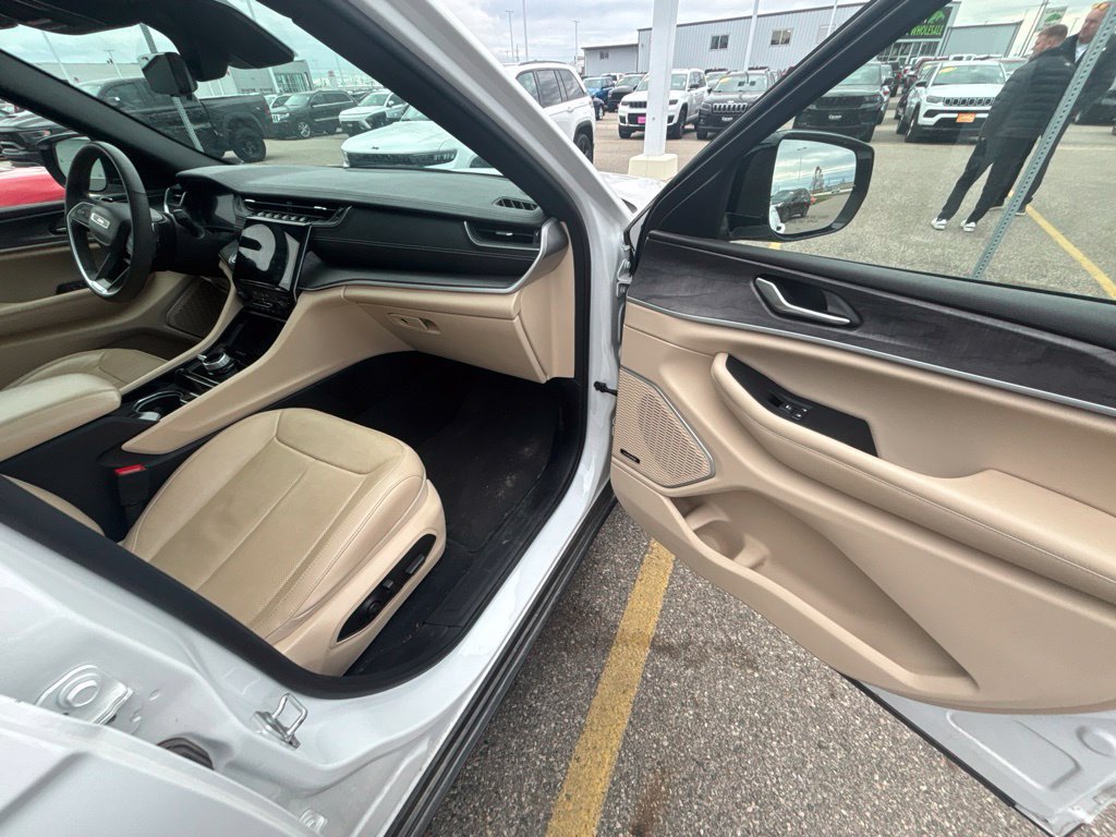 Used 2023 Jeep Grand Cherokee Limited w/ Luxury Tech Group II AWD/4WD image 17