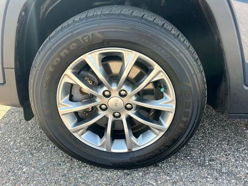 Used 2020 Jeep Cherokee Latitude Plus w/ Cold Weather Group AWD/4WD image 9