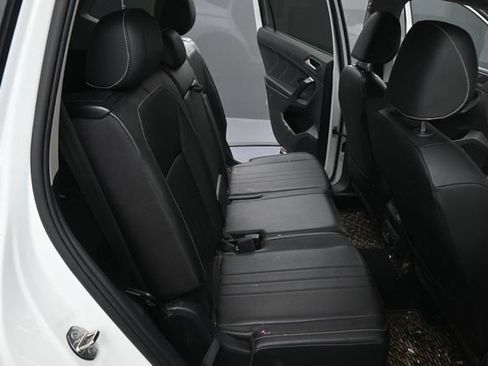 Used 2022 Volkswagen Tiguan SE w/ Panoramic Sunroof Package FWD image 16