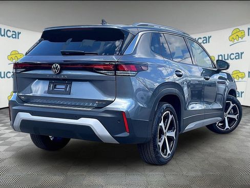 Used 2025 Volkswagen Tiguan SE w/ Panoramic Sunroof Package AWD/4WD image 6