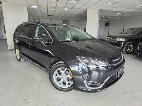 Used 2017 Chrysler Pacifica Touring-L w/ Tire & Wheel Group FWD image 1