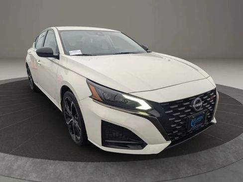 Used 2023 Nissan Altima 2.5 SR image 3