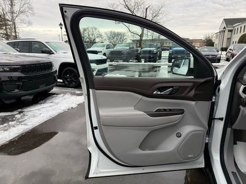 Used 2023 GMC Acadia SLT image 22