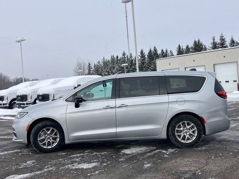 Used 2024 Chrysler Pacifica Touring-L image 21