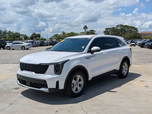 Certified 2024 Kia Sorento LX FWD image 4