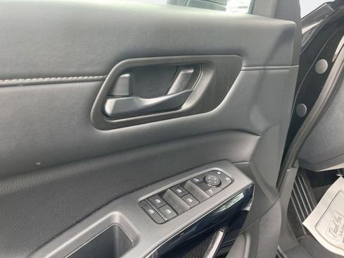 Used 2025 Nissan Pathfinder SV AWD/4WD image 16