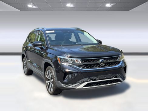 Used 2023 Volkswagen Taos SE w/ Panoramic Sunroof Package FWD image 7