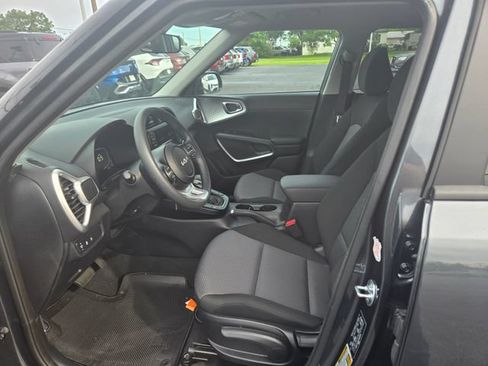 Used 2025 Kia Soul LX w/ LX Technology Package FWD image 6