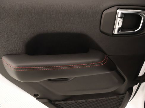 Used 2025 Jeep Gladiator Rubicon AWD/4WD image 17