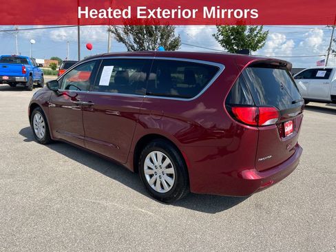 Used 2018 Chrysler Pacifica L FWD image 3