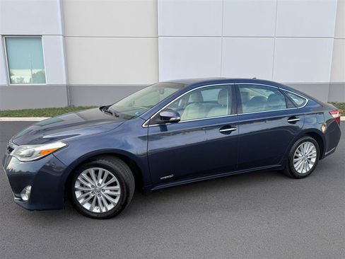 Used 2014 Toyota Avalon Limited w/ Technology Package FWD image 4