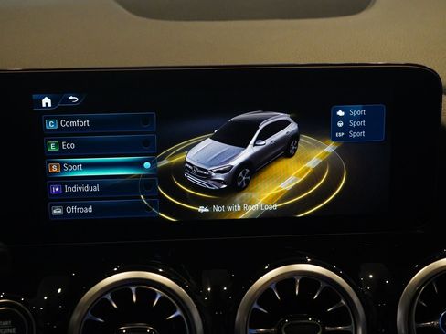 Used 2025 Mercedes-Benz GLA 250 4MATIC image 24