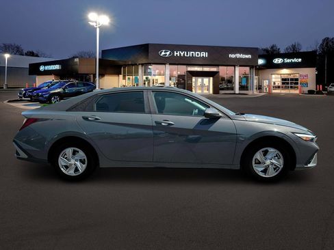 New 2025 Hyundai Elantra SE w/ Cargo Package image 9