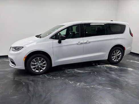 New 2026 Chrysler Pacifica Select image 22