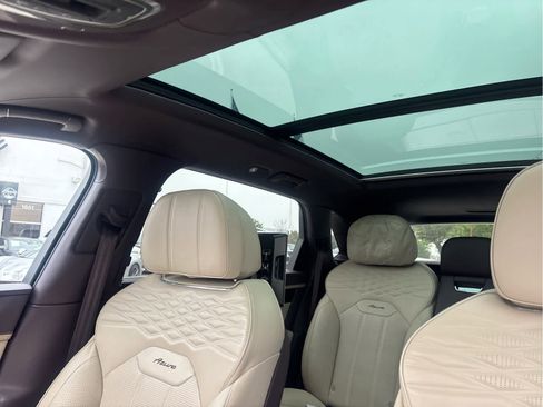 Used 2023 Bentley Bentayga Extended Wheelbase AWD/4WD image 5