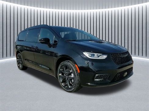 New 2026 Chrysler Pacifica Select w/ S Appearance Package image 2