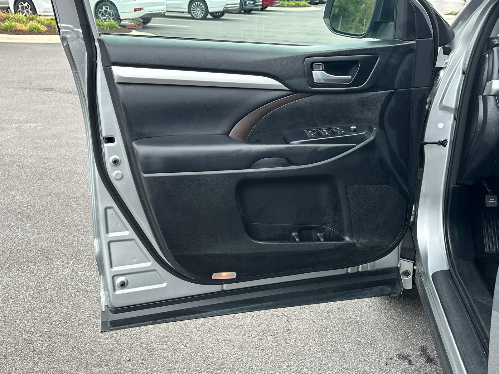 Used 2018 Toyota Highlander XLE FWD image 12