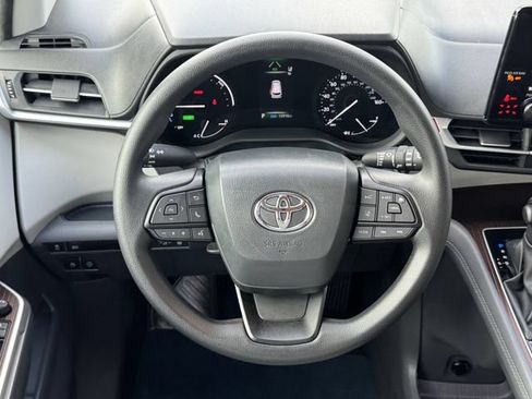 Used 2024 Toyota Sienna LE FWD image 11