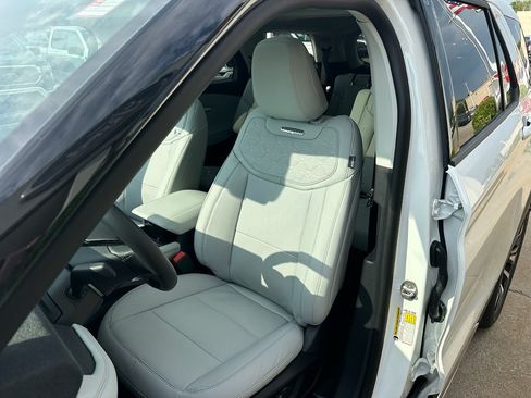New 2026 Ford Explorer Platinum w/ LUX Leather Package AWD/4WD image 28